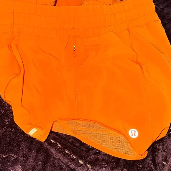 NWOT Lululemon Hotty Hot Shorts - Picture 4 of 6